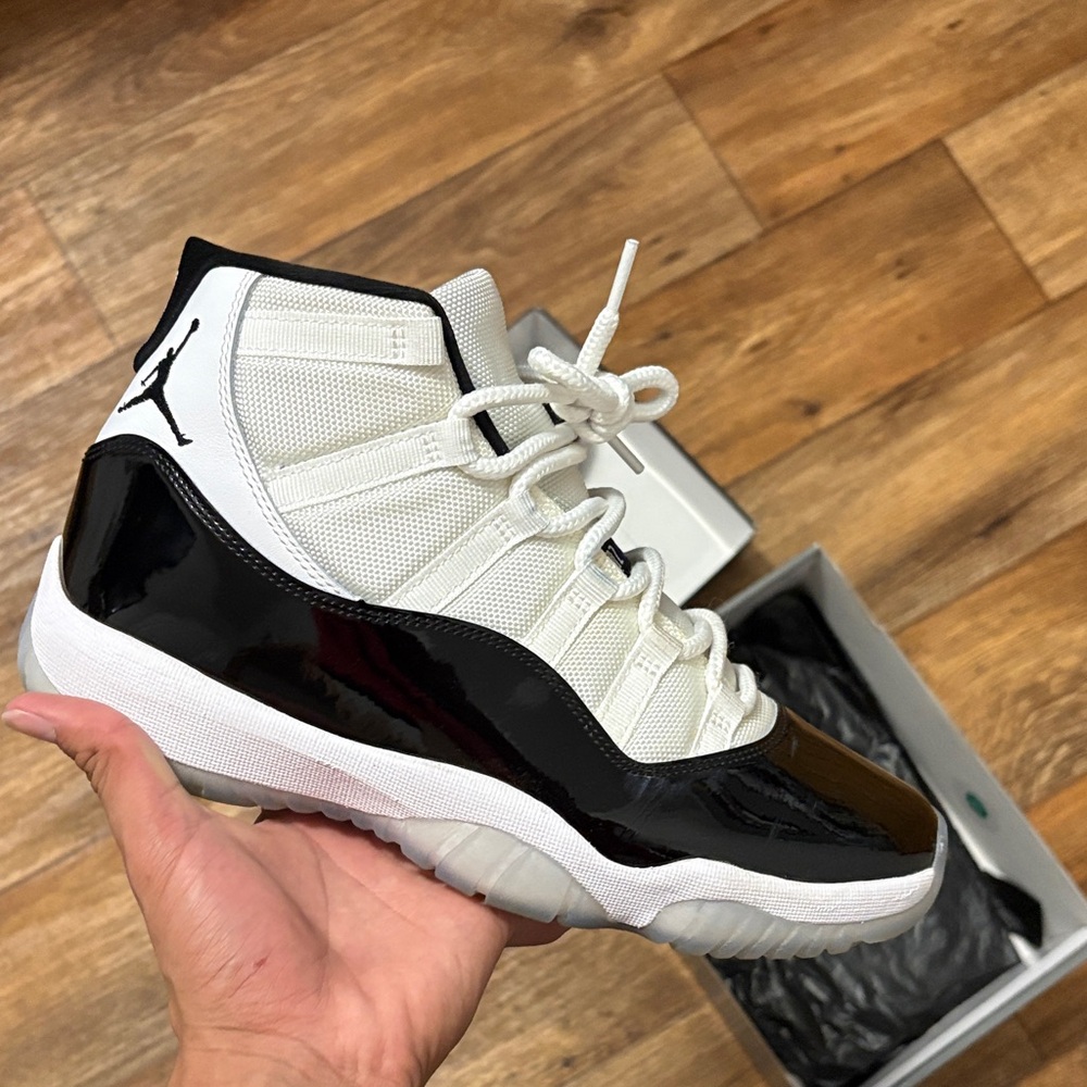 Nike Air Jordan 11 Retro Box in Black and White - Picture 5 of 11